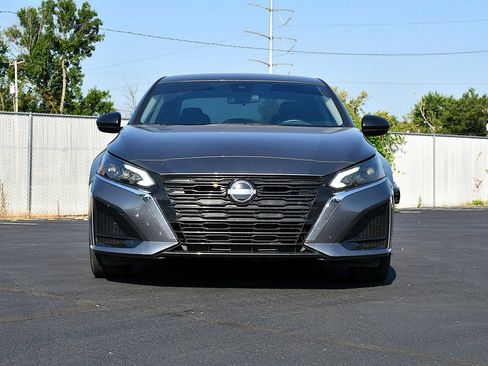 Used 2024 Nissan Altima 2.5 SV FWD image 2