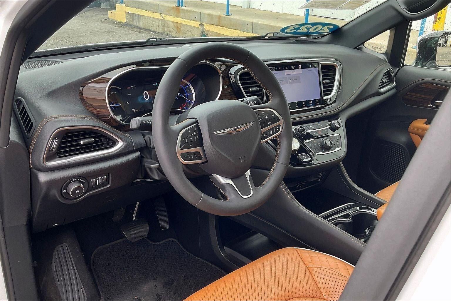 Used 2023 Chrysler Pacifica Pinnacle FWD image 15