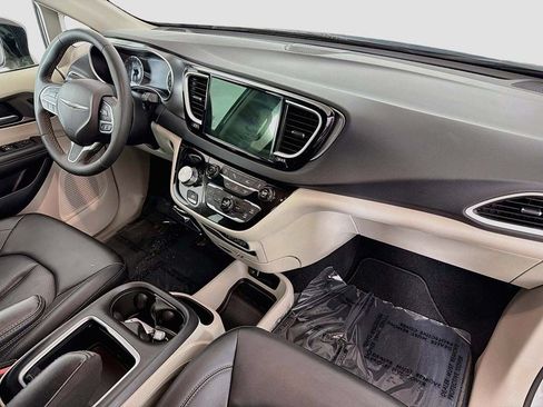 Used 2024 Chrysler Pacifica Touring-L FWD image 21