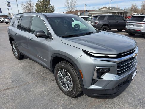 Used 2024 Chevrolet Traverse LT image 4