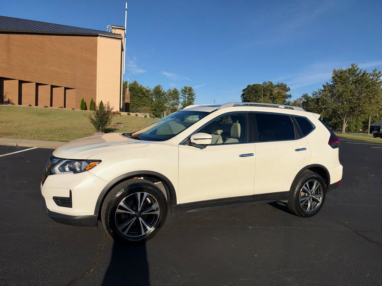Used 2019 Nissan Rogue SV w/ Sun & Sound Touring Package AWD/4WD image 4