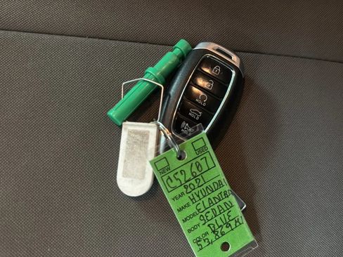 Used 2021 Hyundai Elantra SEL w/ Convenience + Premium Package FWD image 9