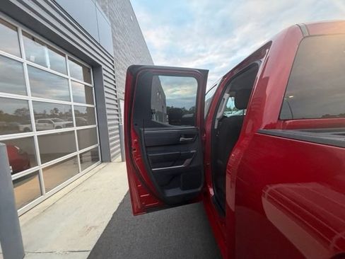 Used 2022 Toyota Tundra SR5 w/ SR5 Convenience Package AWD/4WD image 11