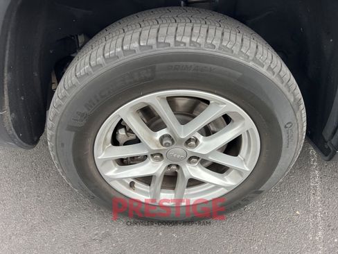 Used 2023 Jeep Grand Cherokee L Laredo image 12