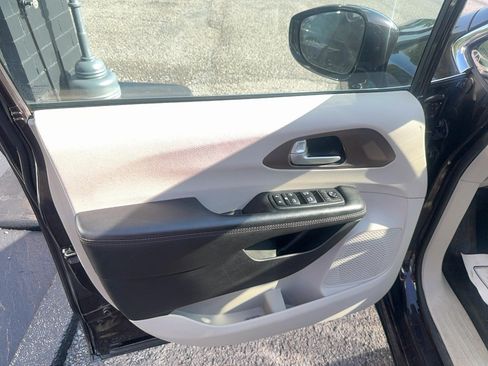 Used 2019 Chrysler Pacifica Touring-L FWD image 17