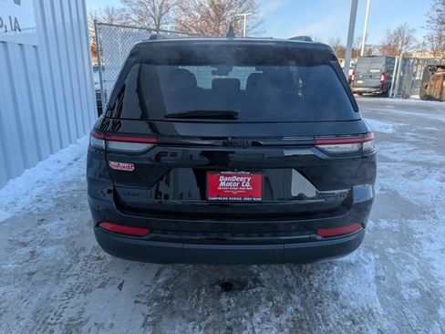 Used 2024 Jeep Grand Cherokee Limited w/ Luxury Tech Group II image 23