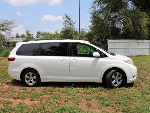 Used 2015 Toyota Sienna LE FWD image 12