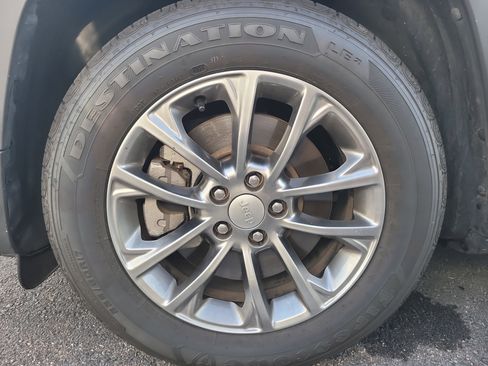 Used 2021 Jeep Cherokee Latitude Plus w/ Mopar Interior Package FWD image 8