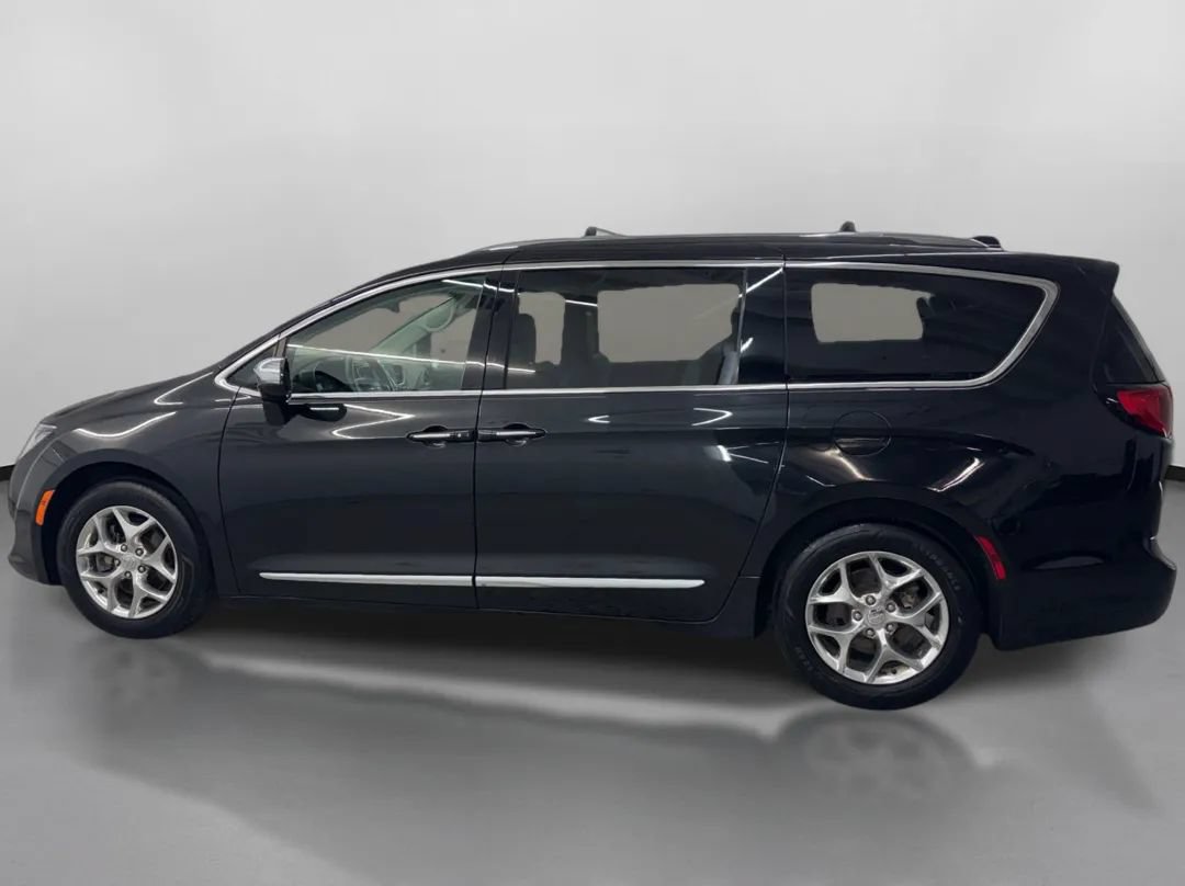 Used 2017 Chrysler Pacifica Limited FWD image 5