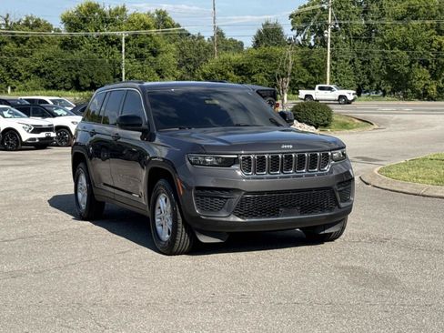 Certified 2024 Jeep Grand Cherokee Laredo RWD image 3