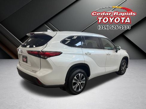 Certified 2022 Toyota Highlander XLE image 2