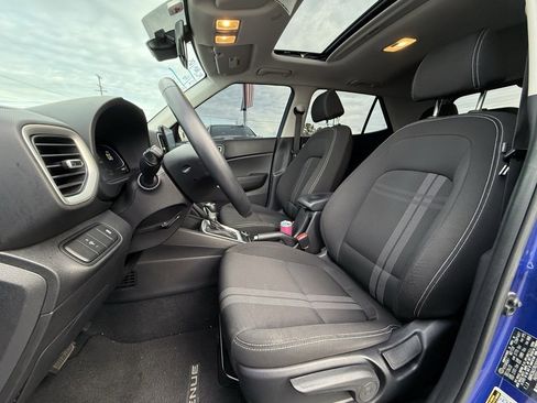 Used 2024 Hyundai Venue SEL image 22