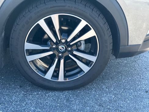 Used 2019 Nissan Kicks SR w/ SR Premium Package image 12