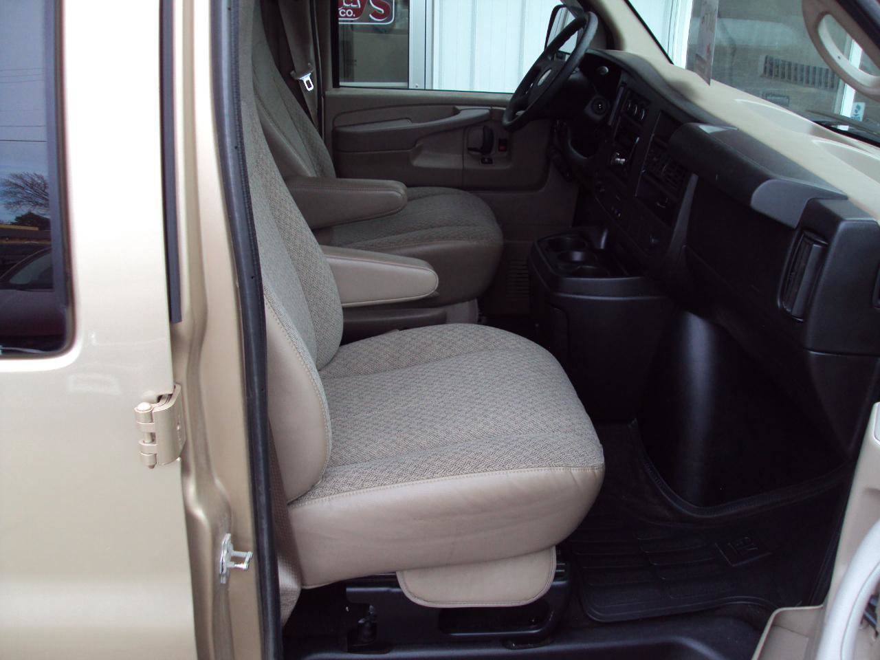 Used 2011 Chevrolet Express 1500 LT w/ LT Preferred Equipment Group AWD/4WD image 17