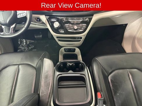 Used 2017 Chrysler Pacifica Touring-L FWD image 9