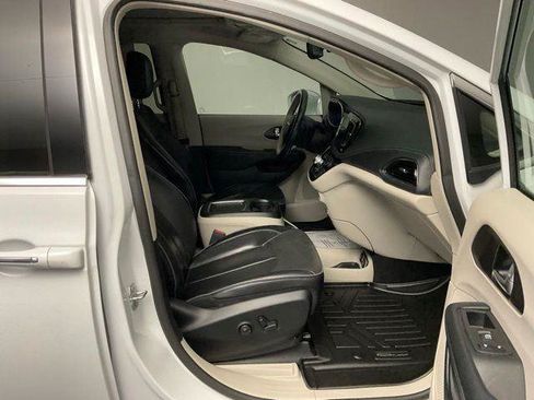 Used 2020 Chrysler Pacifica Limited FWD image 24