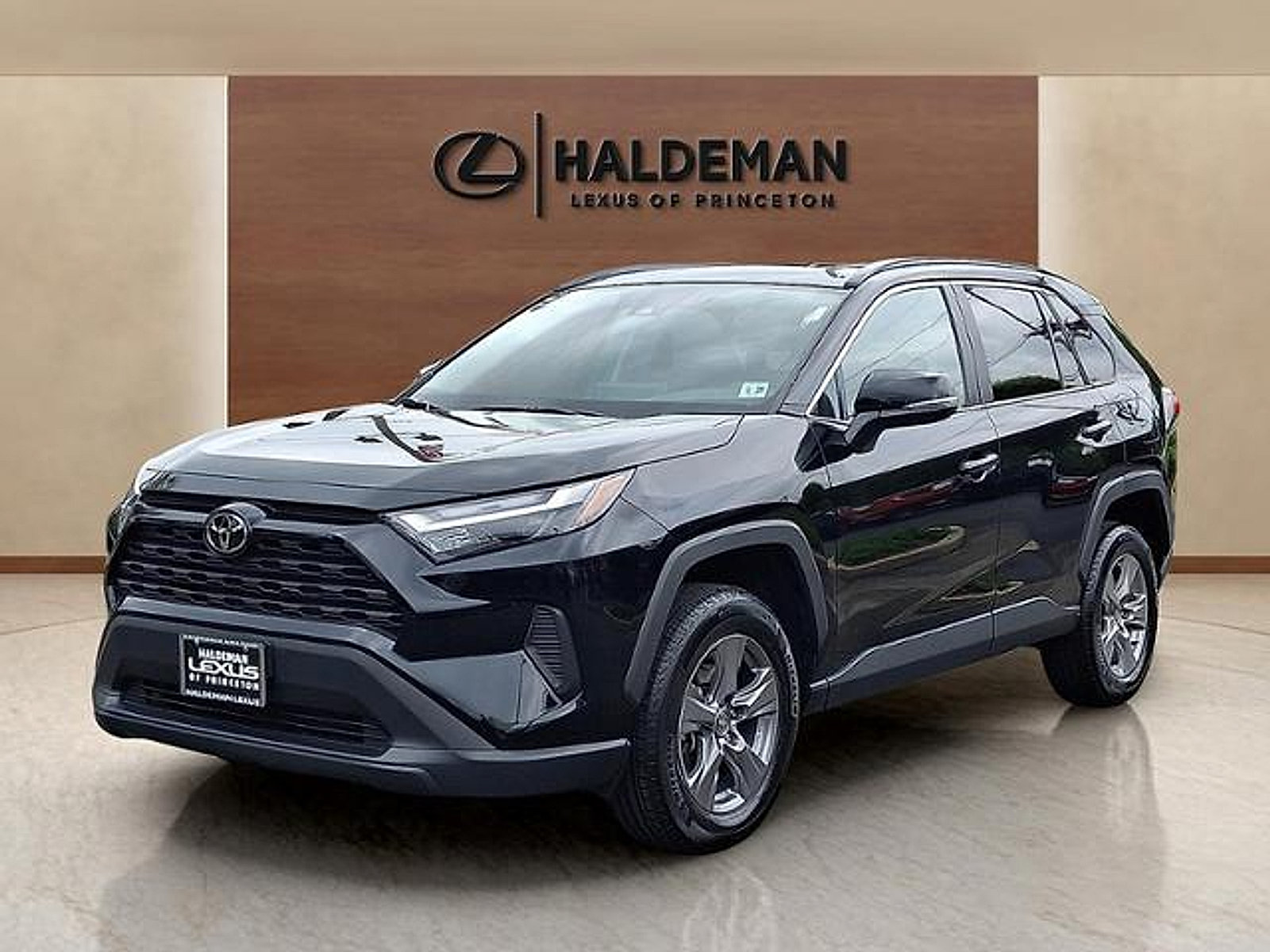 Used 2024 Toyota RAV4 XLE w/ Convenience Package FWD image 3
