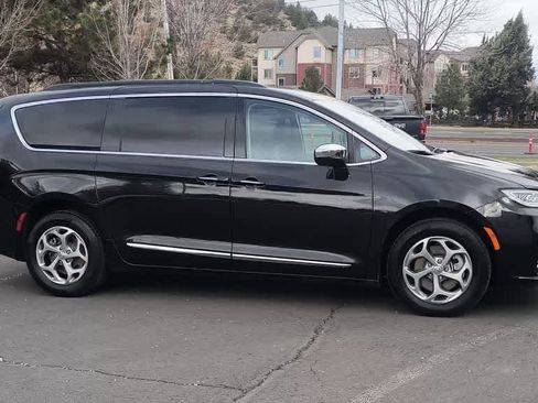 Used 2022 Chrysler Pacifica Limited AWD/4WD image 2