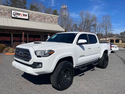 Used 2017 Toyota Tacoma TRD Sport image 5