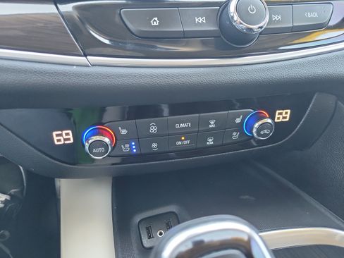 Used 2018 Buick Enclave Premium image 23