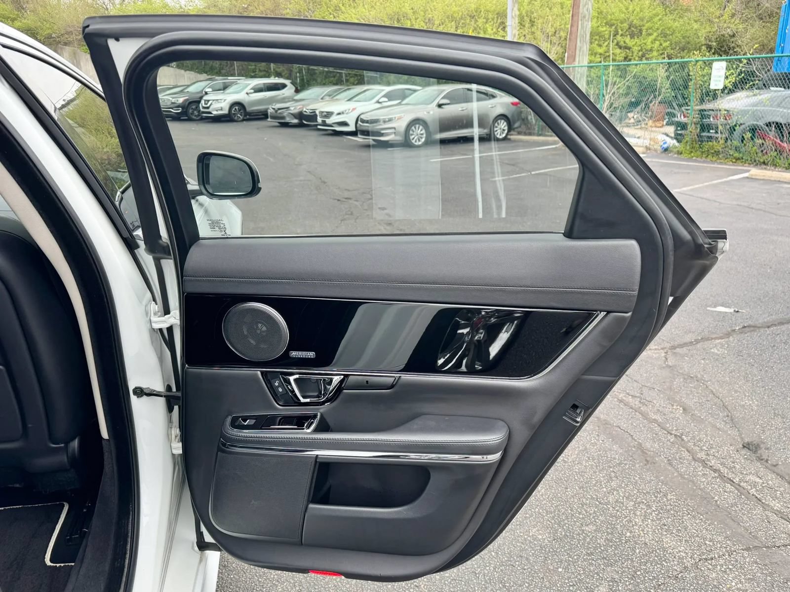 Used 2019 Jaguar XJ R-Sport RWD image 23