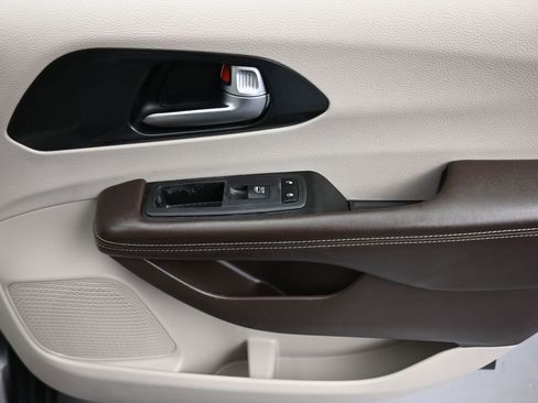 Used 2021 Chrysler Pacifica Touring-L image 62