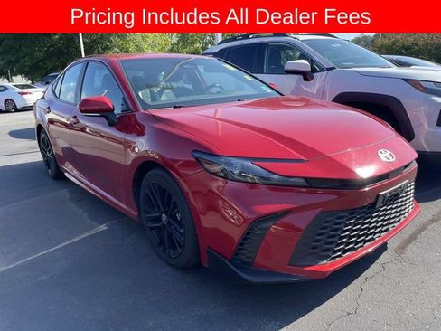 Used 2025 Toyota Camry SE FWD image 12
