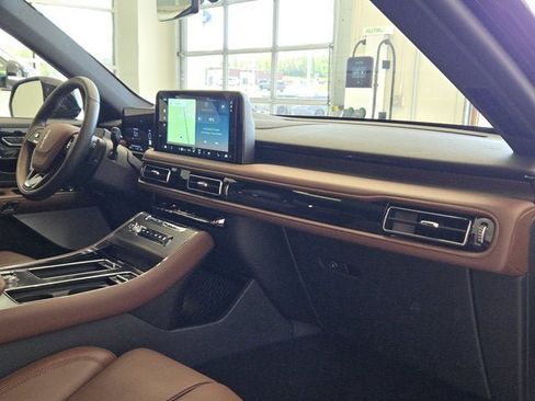 Used 2026 Lincoln Aviator Reserve AWD/4WD image 5
