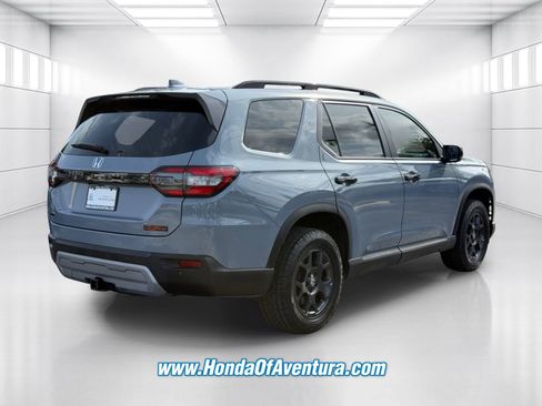 Certified 2025 Honda Pilot TrailSport image 5