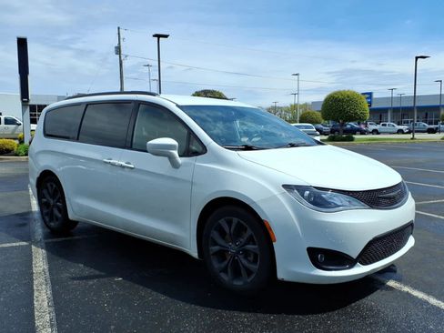 Used 2020 Chrysler Pacifica Touring-L w/ S Appearance Package FWD image 2