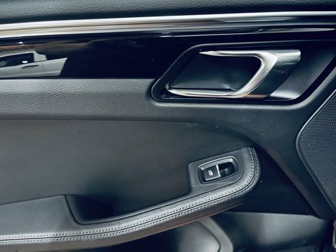 Used 2017 Porsche Macan AWD/4WD image 34