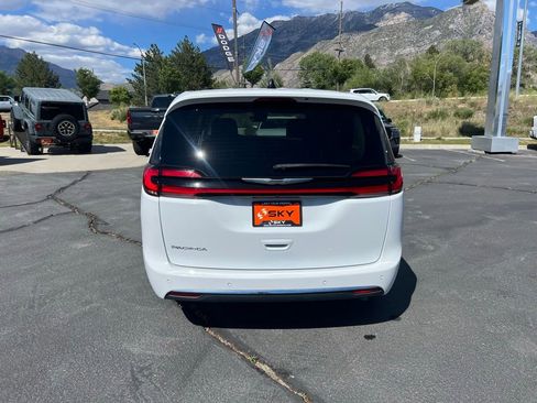 Used 2024 Chrysler Pacifica Touring-L FWD image 12