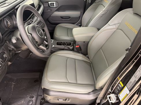 Used 2025 Jeep Gladiator Mojave AWD/4WD image 5