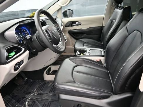 Used 2024 Chrysler Pacifica Touring-L FWD image 13