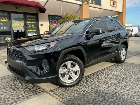 Used 2021 Toyota RAV4 LE AWD/4WD image 1