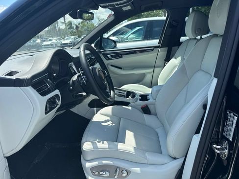 Certified 2026 Porsche Macan AWD/4WD image 3