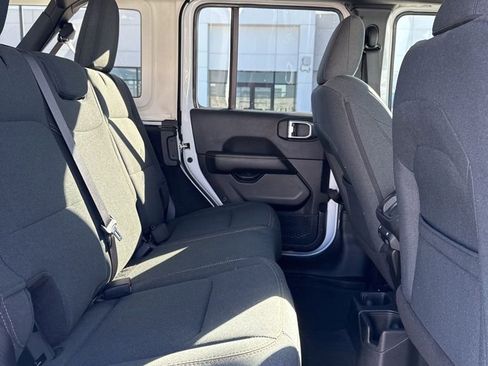 Used 2025 Jeep Wrangler Sahara image 10
