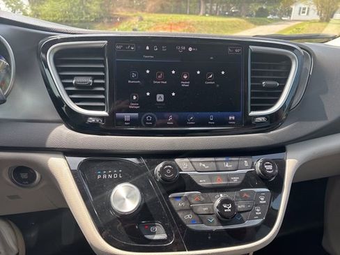 Used 2023 Chrysler Pacifica Touring-L FWD image 12