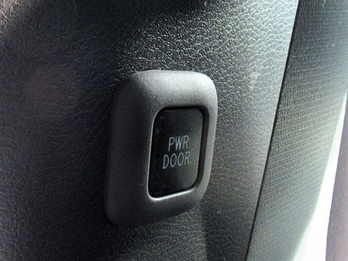 Used 2021 Toyota Sienna Limited image 17