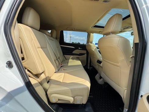 Used 2019 Toyota Highlander XLE AWD/4WD image 14