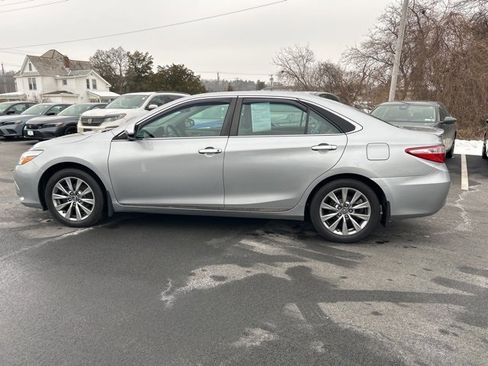 Used 2016 Toyota Camry XLE w/ Moonroof Package image 9