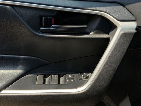 Used 2021 Toyota RAV4 LE FWD image 21
