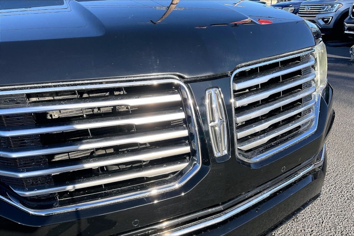 Used 2016 Lincoln Navigator Select RWD image 29