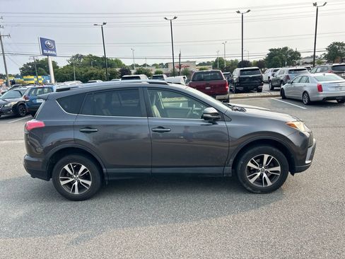 Used 2018 Toyota RAV4 XLE AWD/4WD image 2