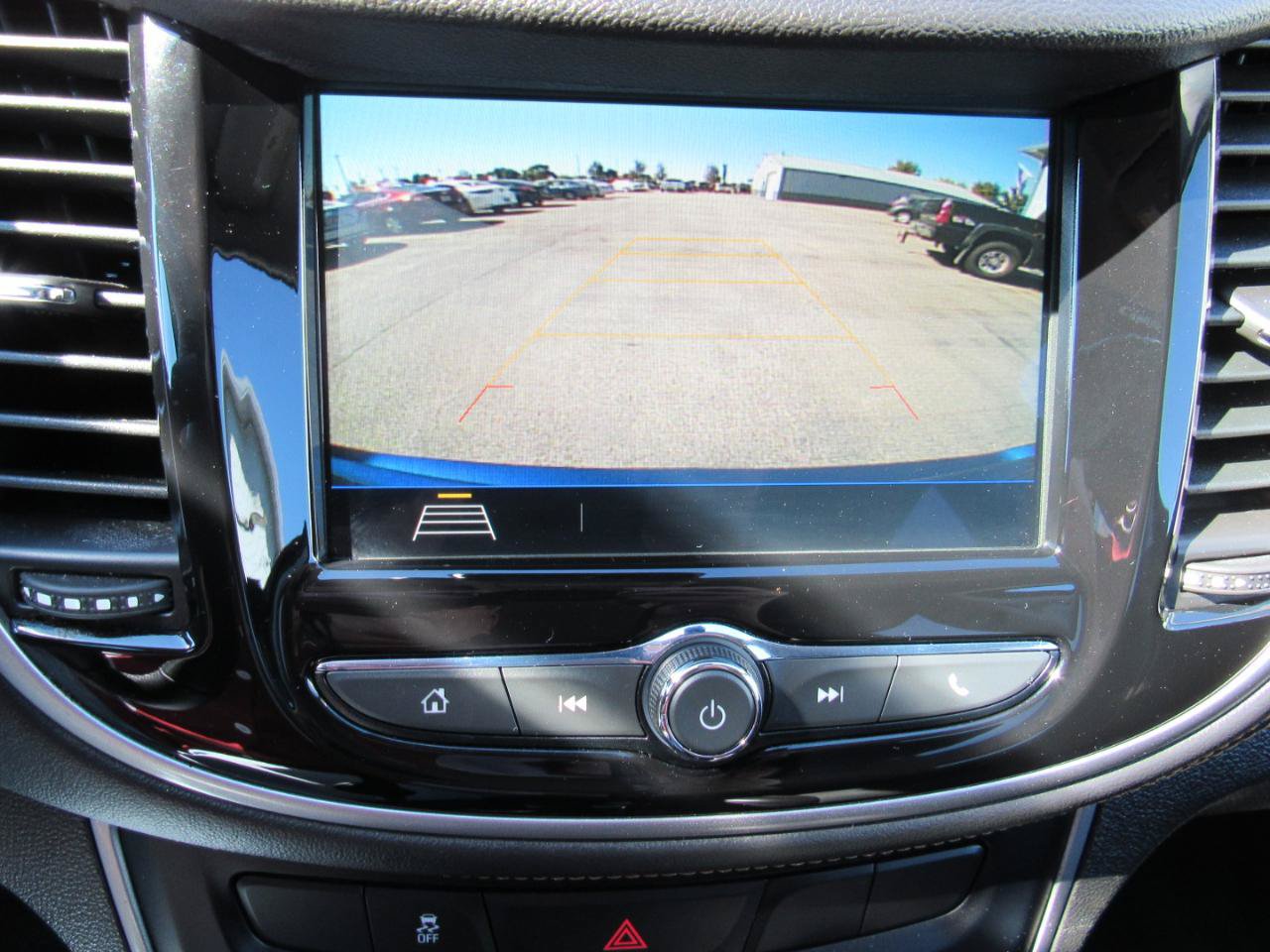 Used 2019 Chevrolet Trax LT w/ LT Convenience Package FWD image 20