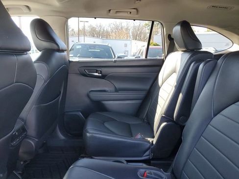 Used 2022 Toyota Highlander XLE image 14