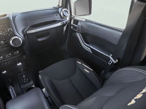 Used 2015 Jeep Wrangler Unlimited Sahara w/ Connectivity Group AWD/4WD image 27