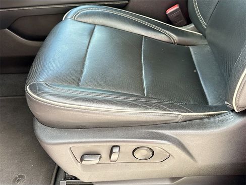 Used 2021 Chevrolet Suburban Premier w/ Premium Package image 21