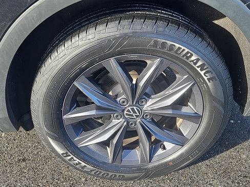 Certified 2022 Volkswagen Tiguan SE image 29