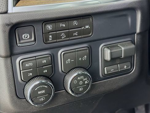 New 2026 Chevrolet Suburban High Country AWD/4WD image 10